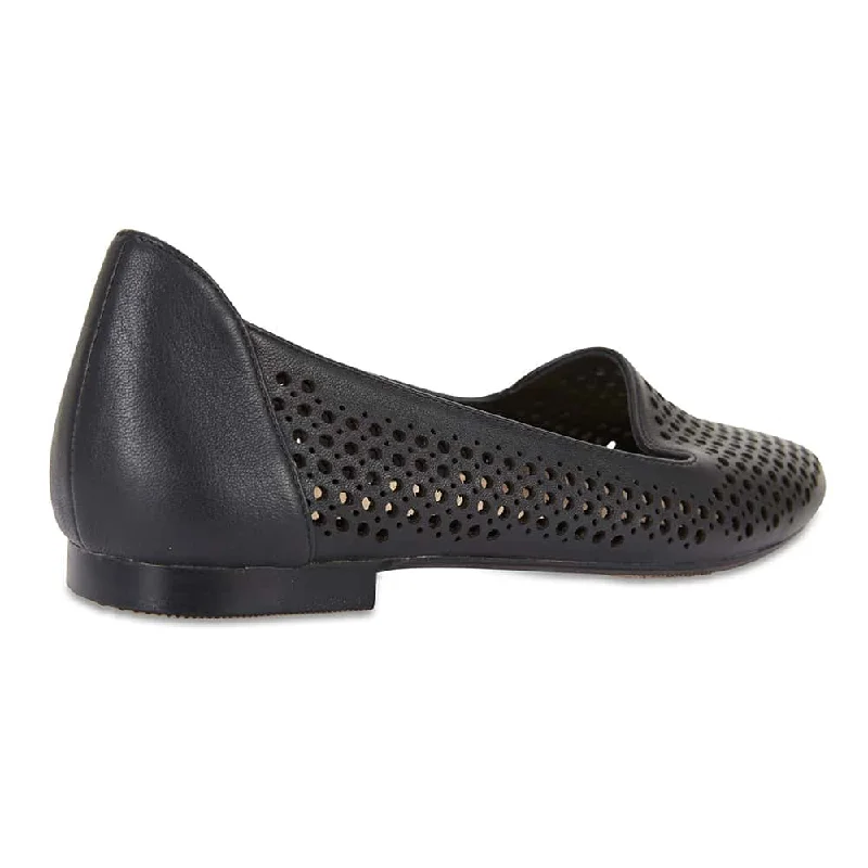 Sloane Flat in Black Leather